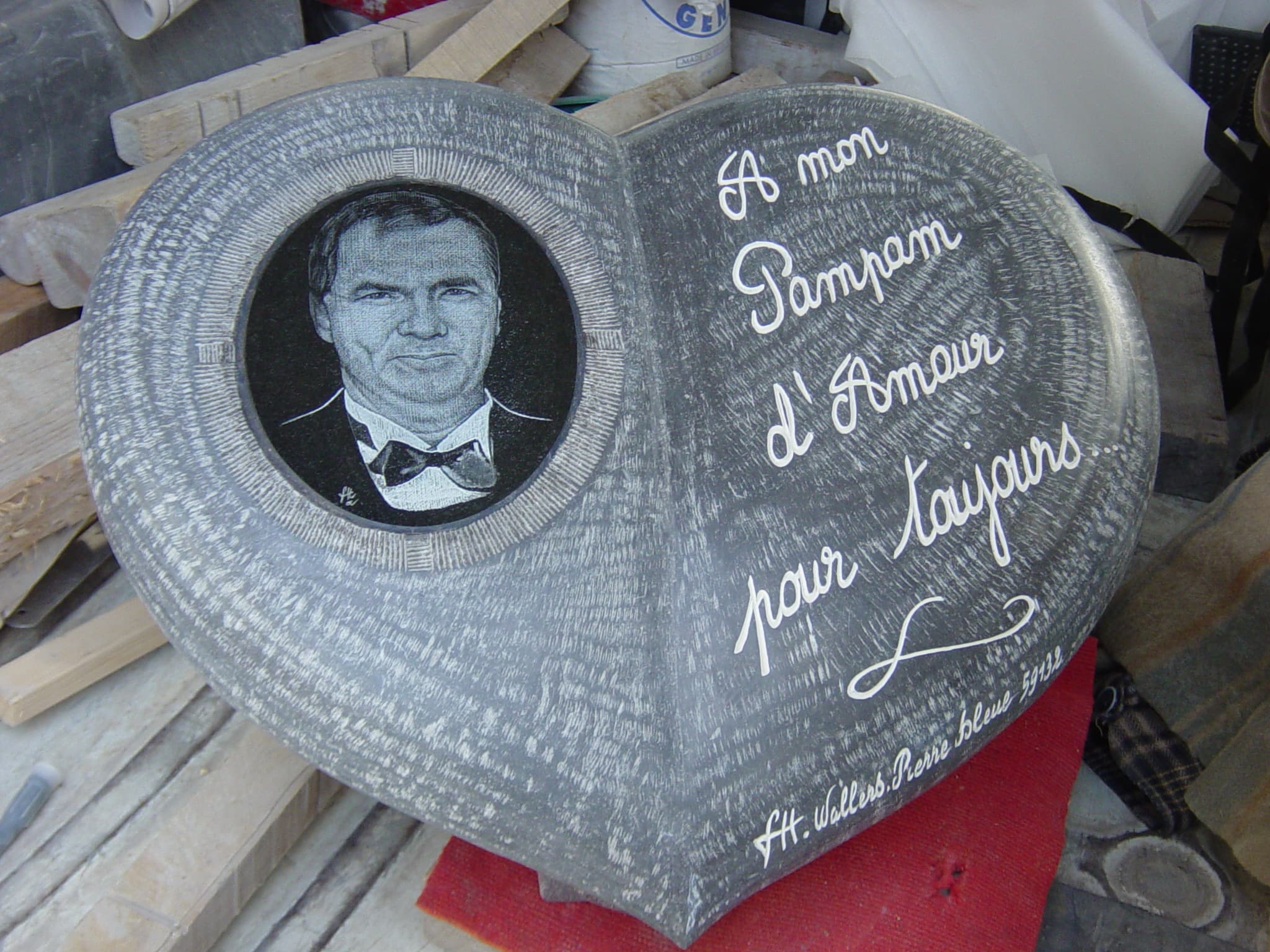 Portrait incrusté dans coeur en pierre bleue