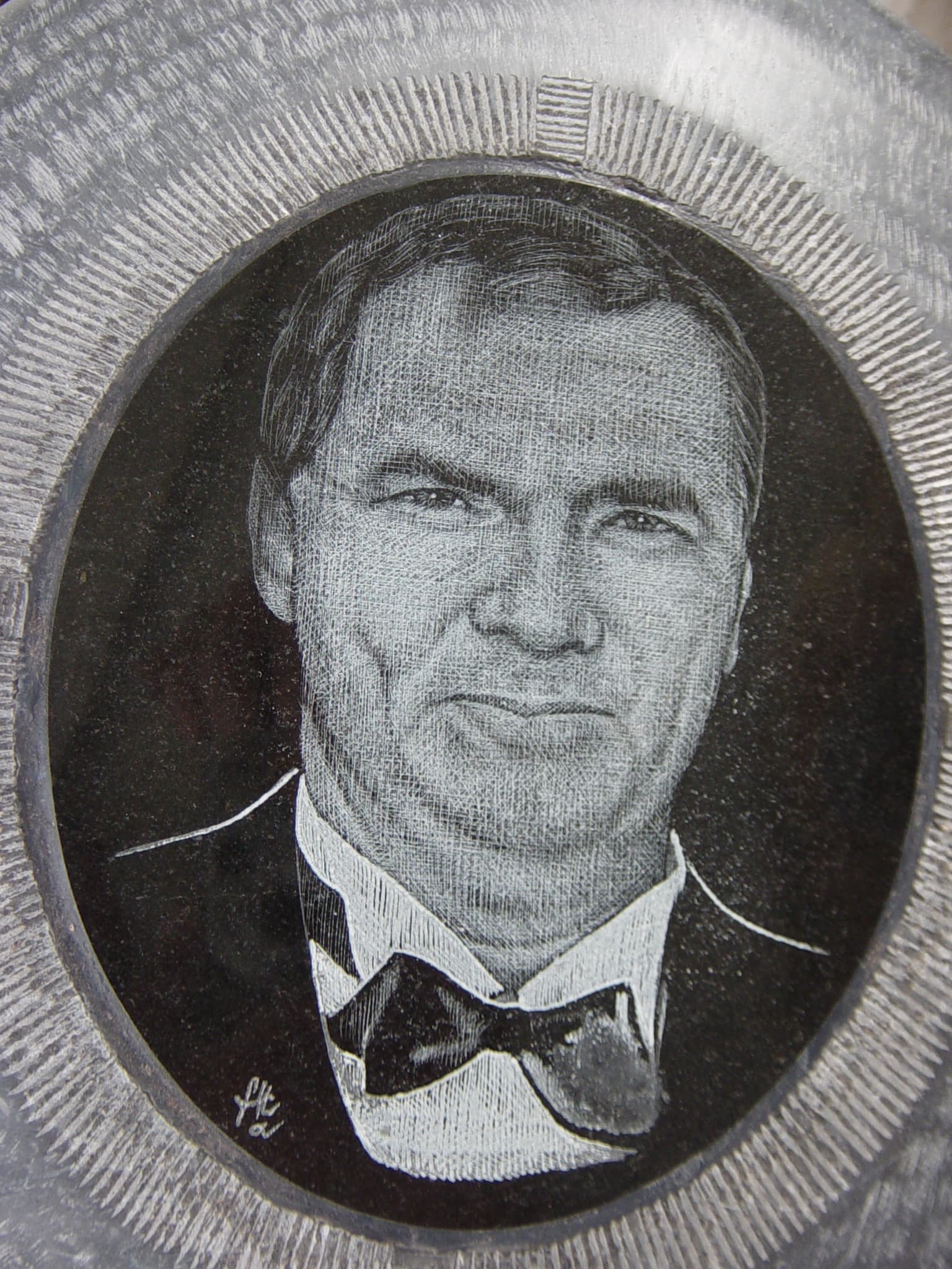 Portrait incrusté dans coeur en pierre bleue