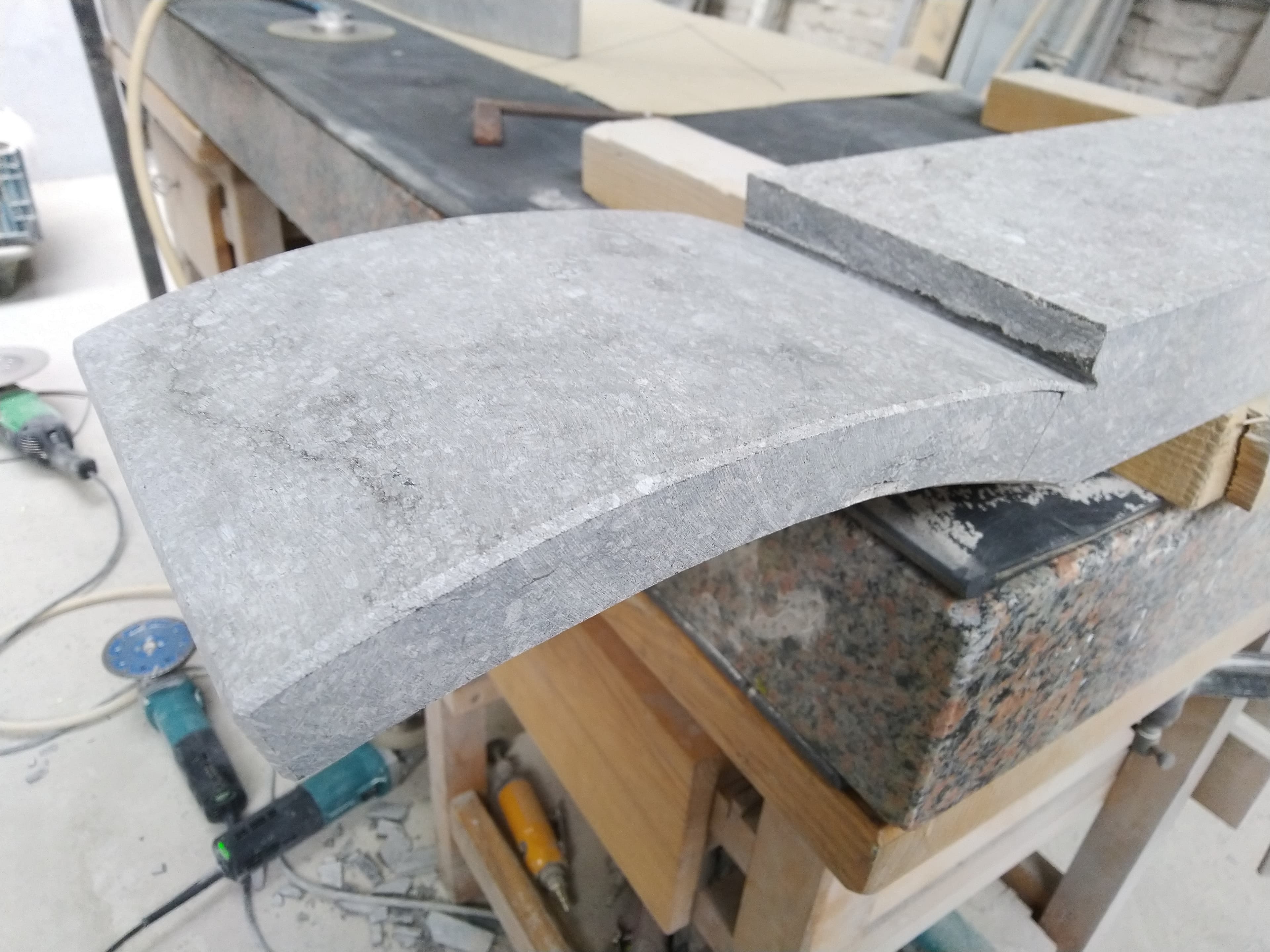 Réalisation contre-marches autour béton existant
