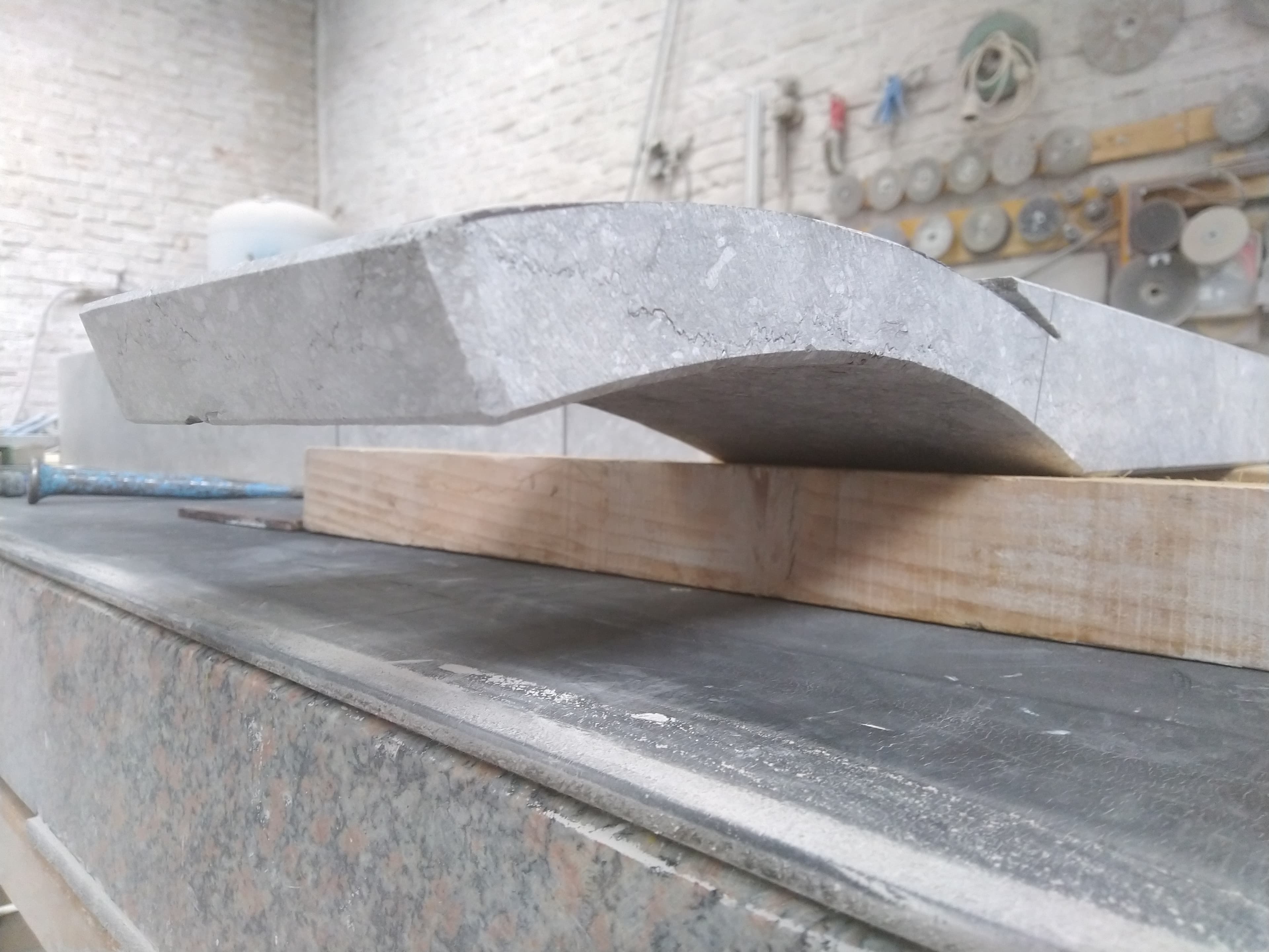 Réalisation contre-marches autour béton existant