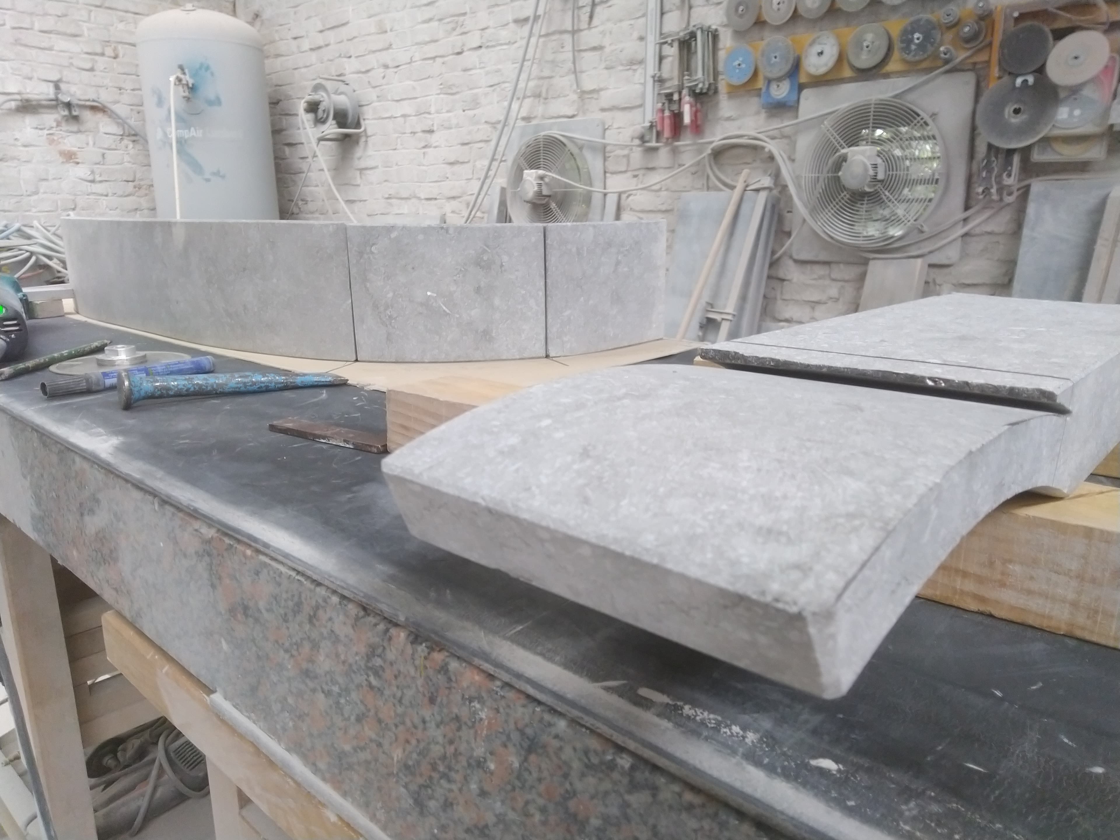 Réalisation contre-marches autour béton existant