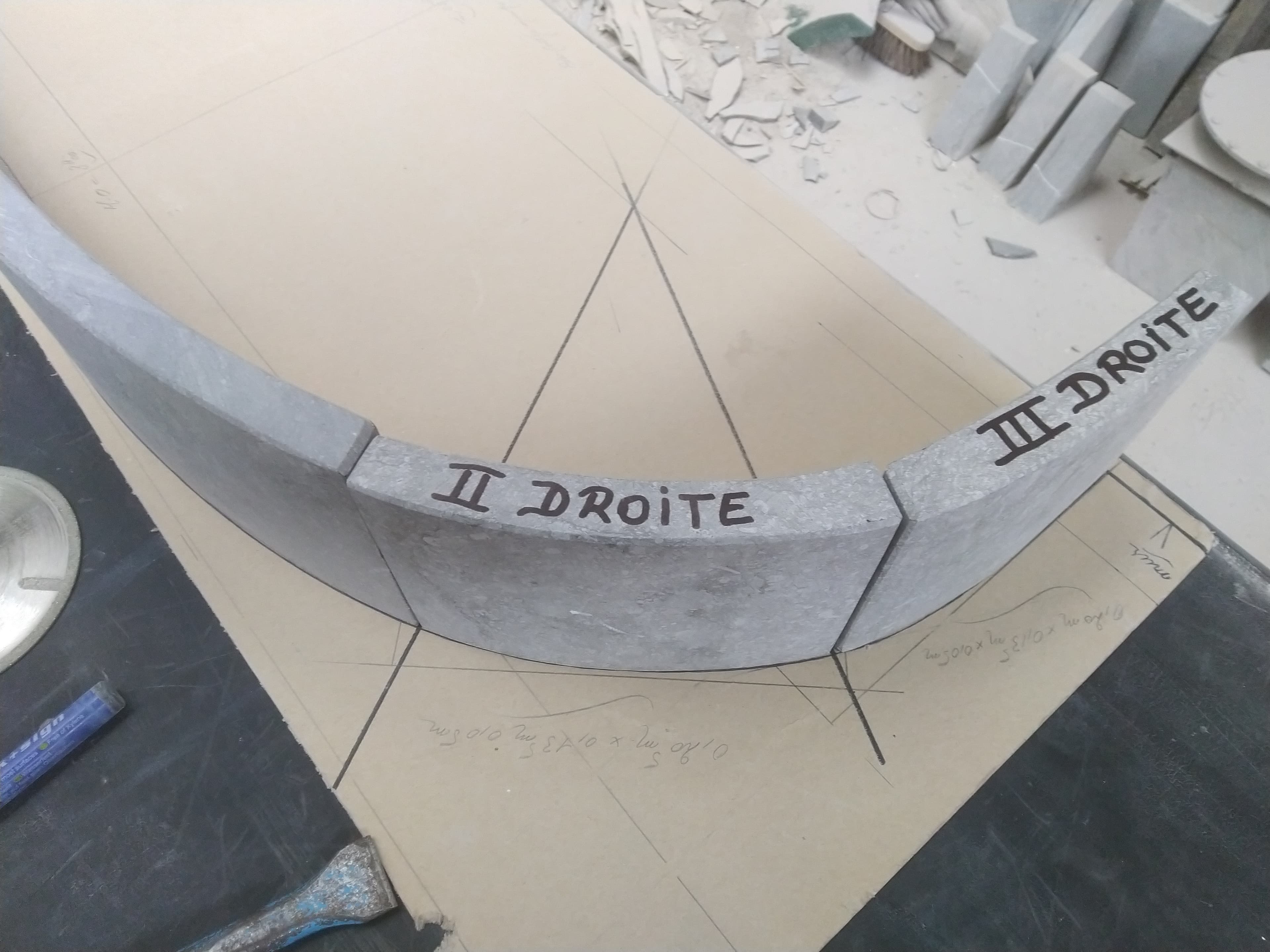 Réalisation contre-marches autour béton existant