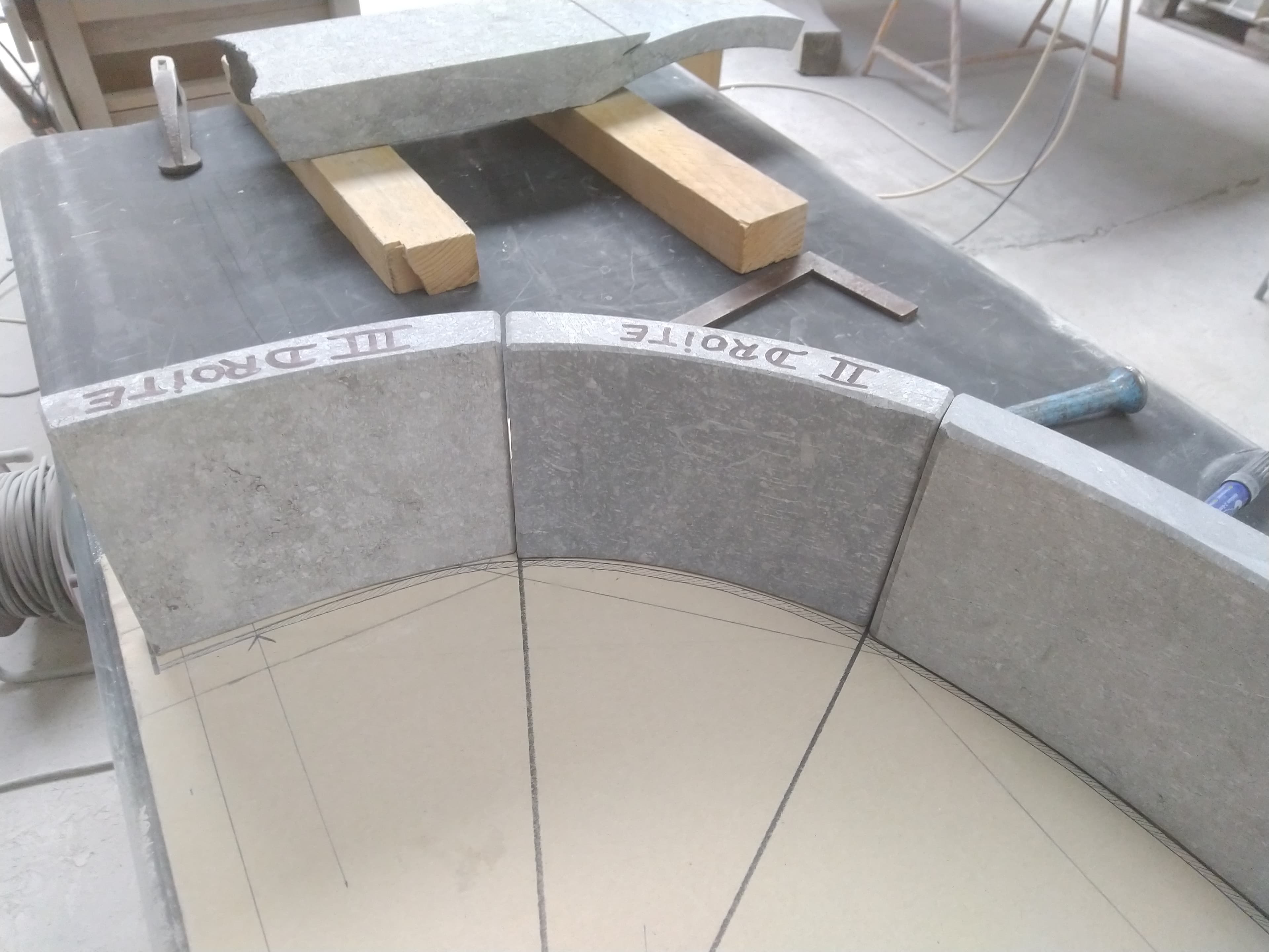 Réalisation contre-marches autour béton existant