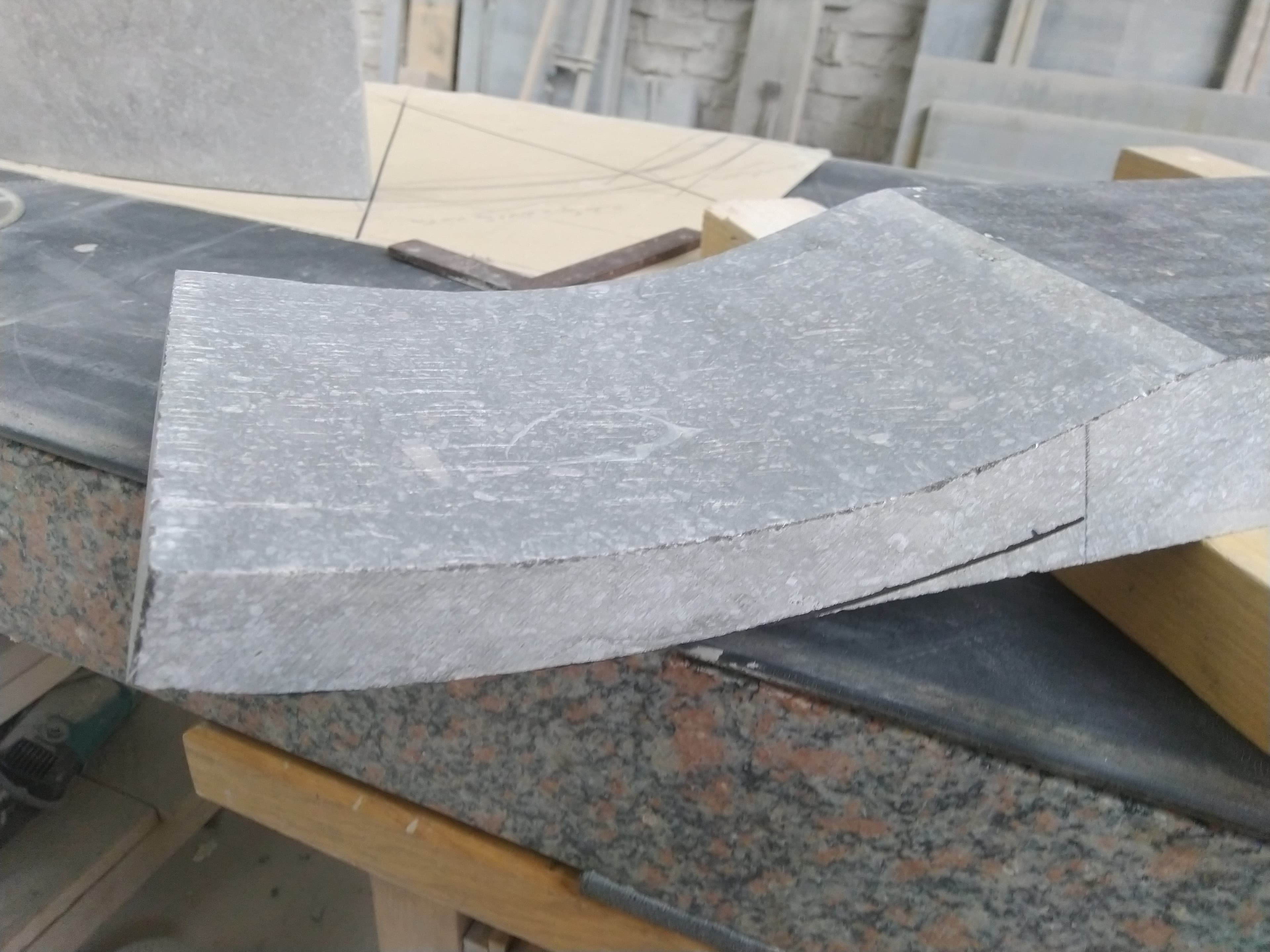 Réalisation contre-marches autour béton existant