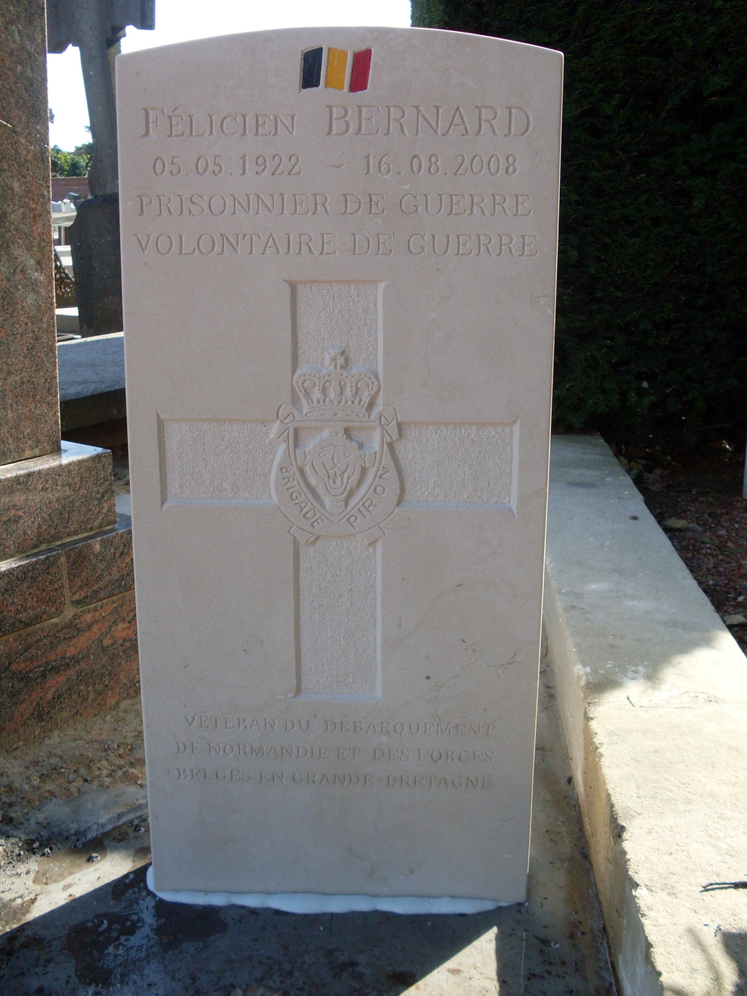Stèle militaire en pierre blanche Belgique