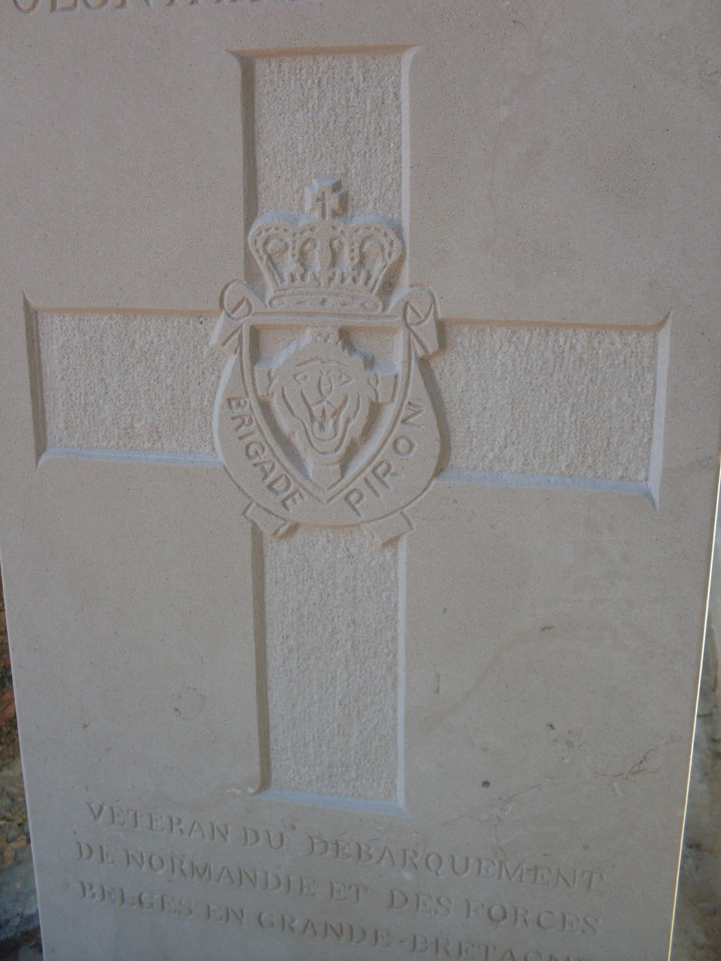 Stèle militaire en pierre blanche Belgique