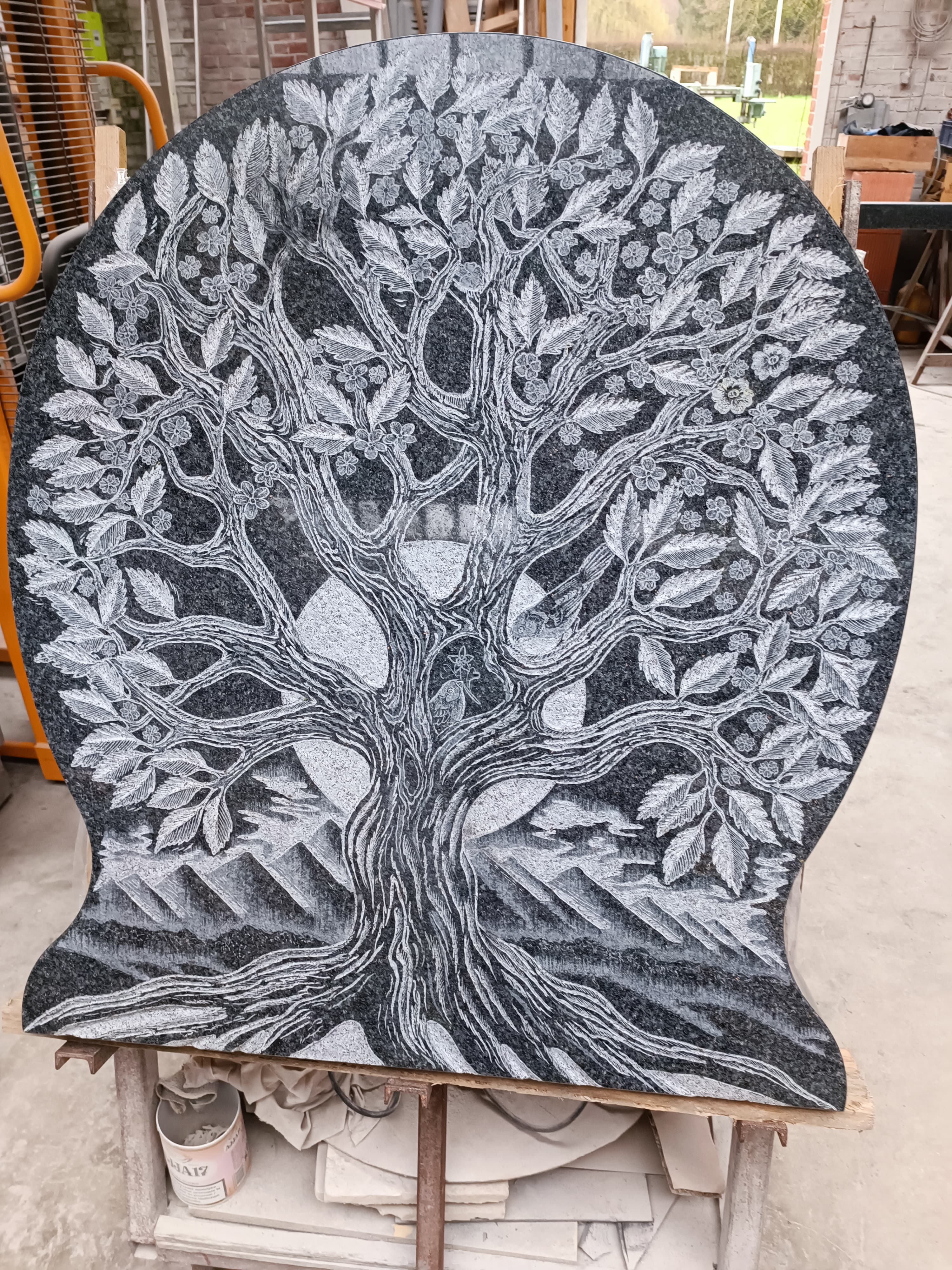 Stèles gravées Arbre de Vie et motifs Floraux