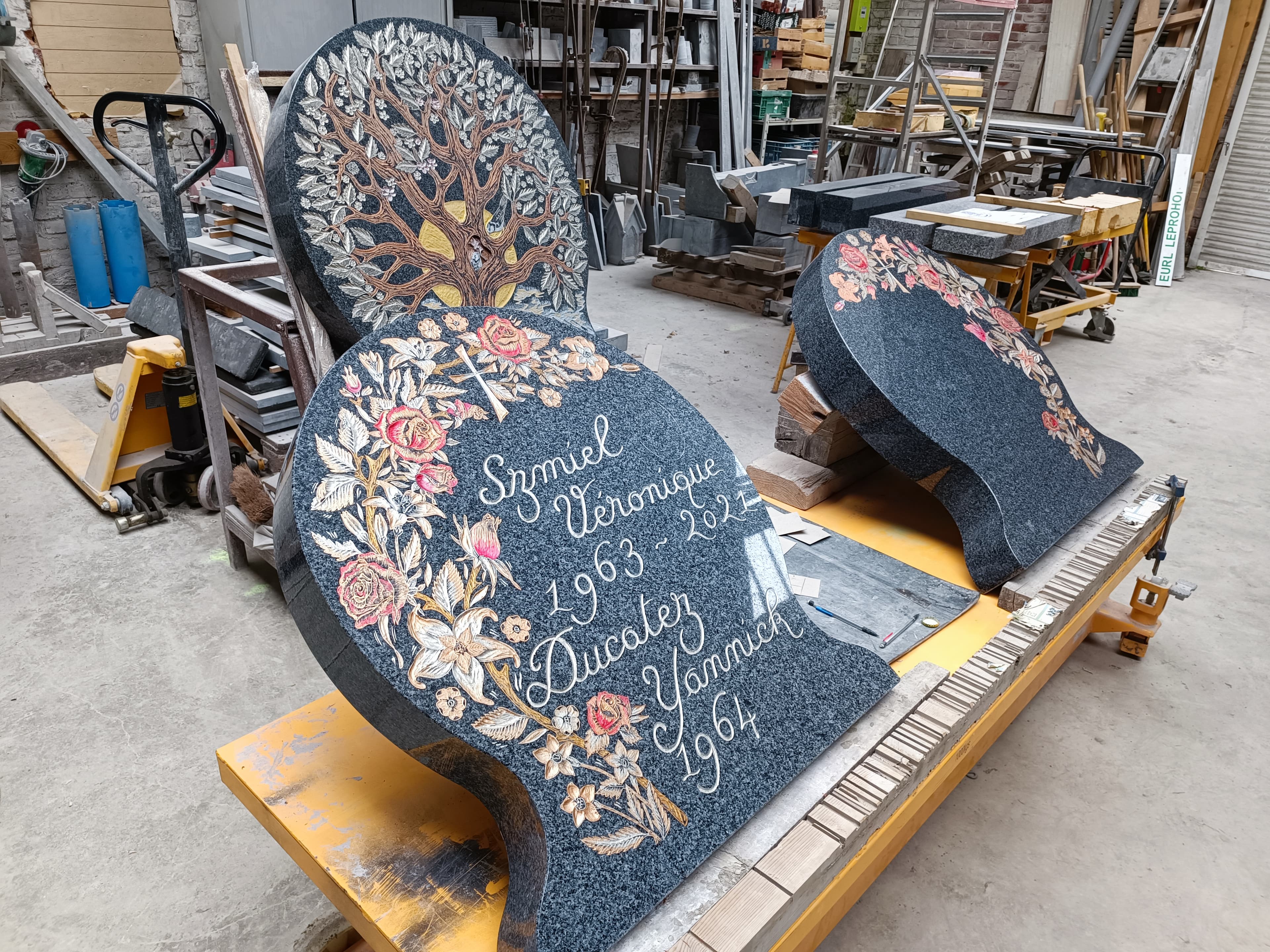 Stèles gravées Arbre de Vie et motifs Floraux