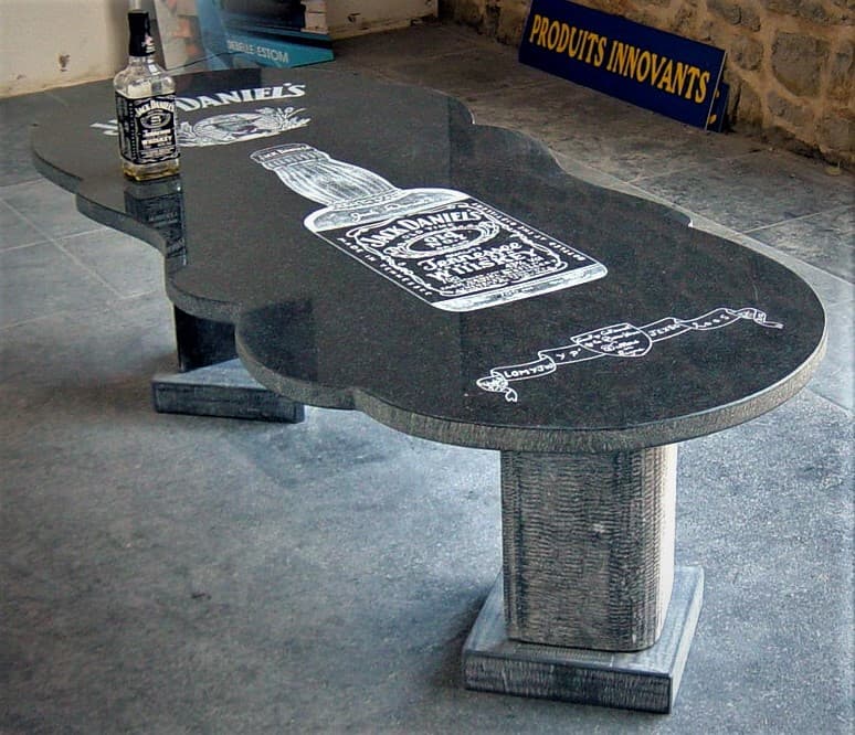 Table Granit Gravée