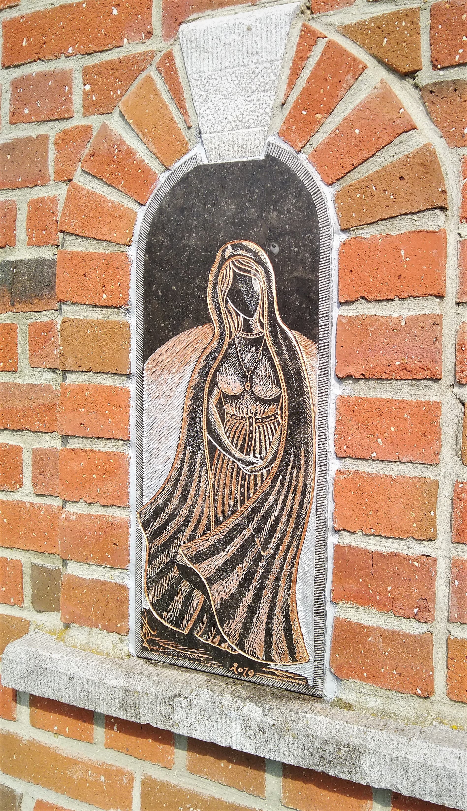 Vierge Gravée dans niche