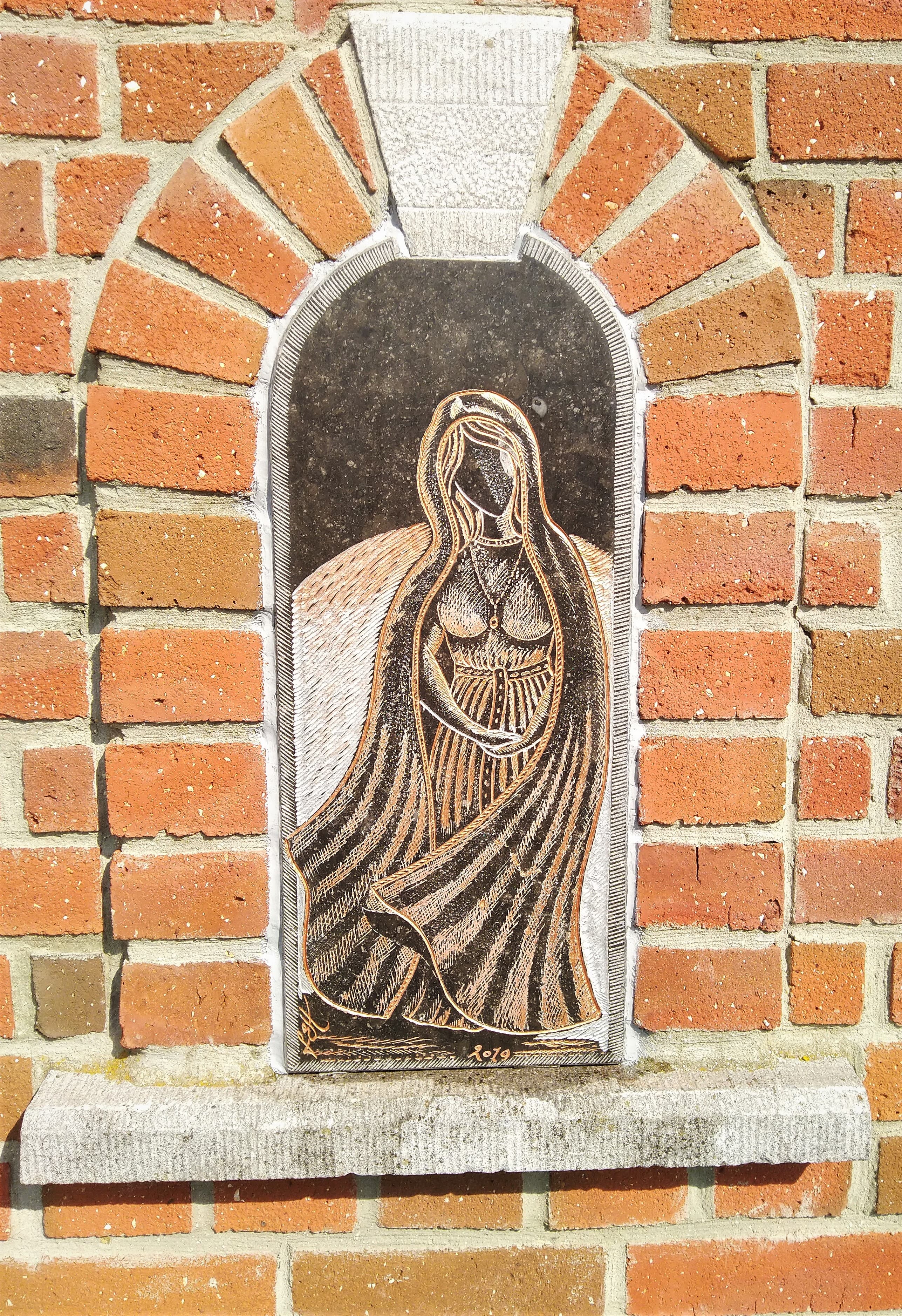 Vierge Gravée dans niche